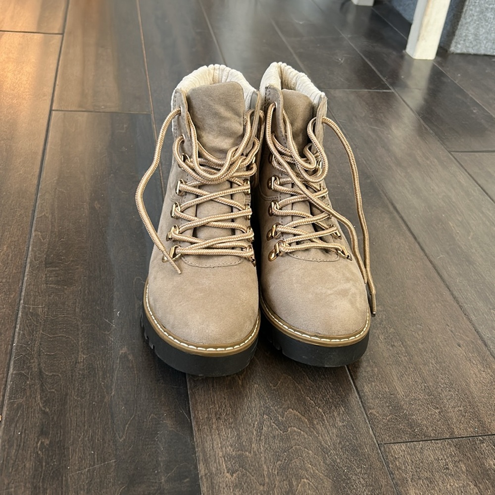 Cliff by white mountain lace up boots.
